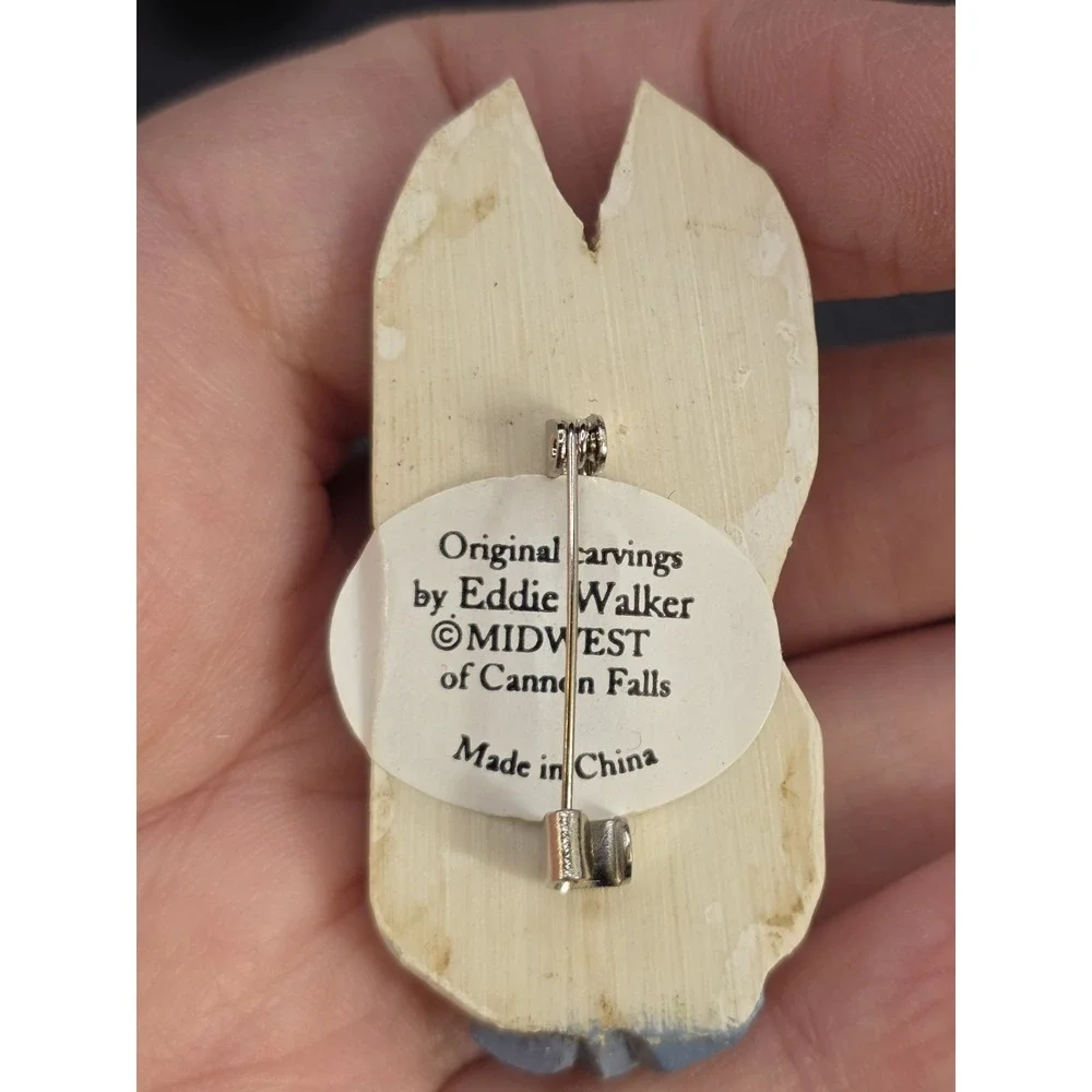Eddie Walker Midwest of Cannon Falls resin Easter bunny lapel pin